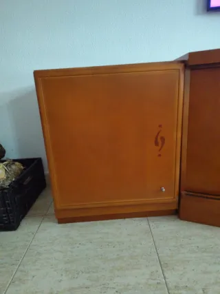 Mueble TV bajo madera corredera