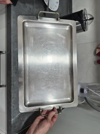 Bandeja metálica plateada con asas