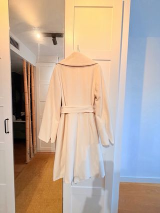 Abrigo muy elegante mujer .