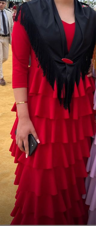 Traje de flamenca rojo con muchos volantes caídos