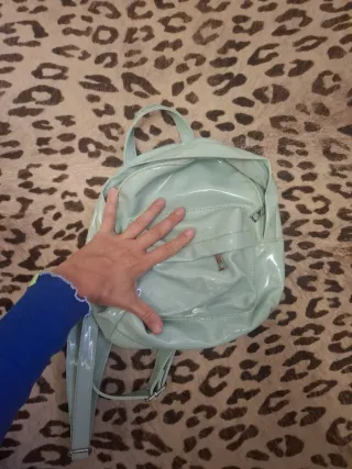 Mochila verde charol para niños