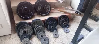 Press banca con pesas (80kg), mancuernas y barras.