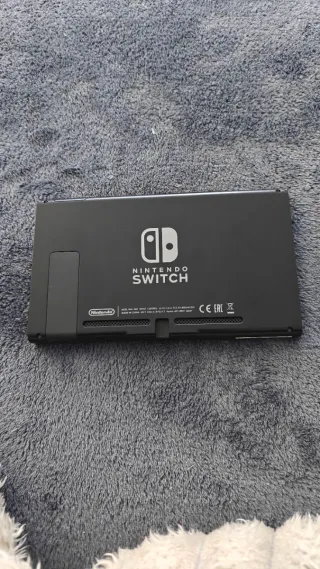 Nintendo Switch Negra con fallos y sin mandos