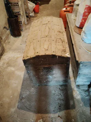 Baúl antiguo grande de madera y metal