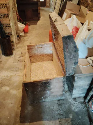 Baúl antiguo grande de madera y metal