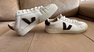 Zapatillas Veja blancas con la V en verde oscuro