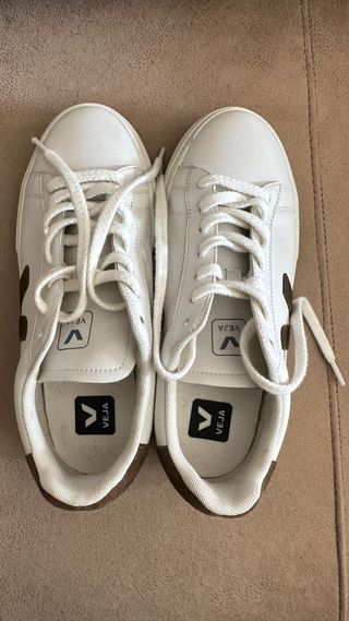 Zapatillas Veja blancas con la V en verde oscuro