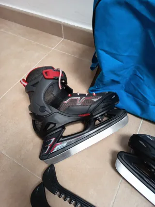 Pattini da ghiaccio neri e rossi con borsa