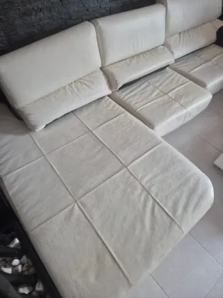 Sofá 4 plazas polipiel blanco con Chaise Long.