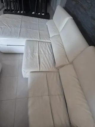 Sofá 4 plazas polipiel blanco con Chaise Long.