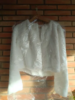 Chaqueta Bolero Blanca Peluche/ marca Brava Moda