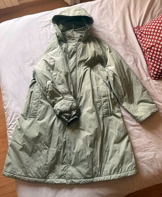 Abrigo verde con capucha