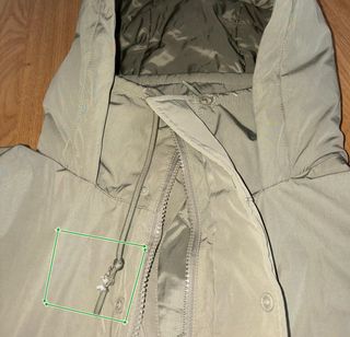 Abrigo verde con capucha