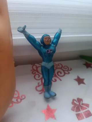 Máscara facial y figura de acción