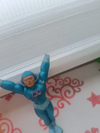 Máscara facial y figura de acción