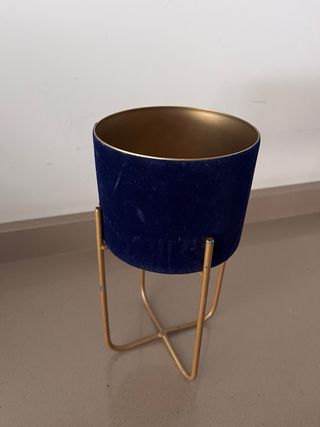 Macetero Terciopelo Azul y Metal Dorado