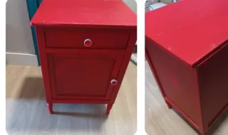 Mesa auxiliar roja de madera