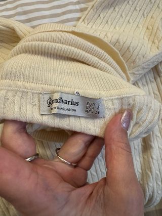 Jersey de cuello vuelto beige trenzado