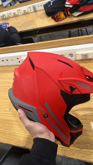 Casco de moto off-road rojo y negro o’neal