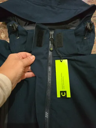 Chaqueta azul y gris con capucha. Especial frío