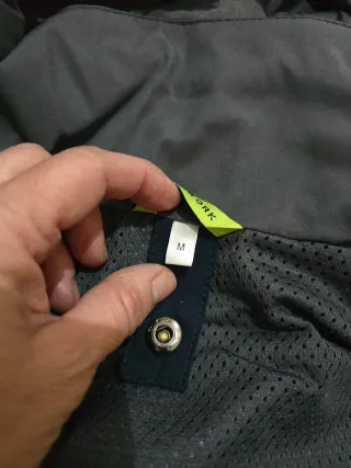 Chaqueta azul y gris con capucha. Especial frío