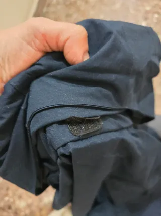 Chaqueta azul y gris con capucha. Especial frío