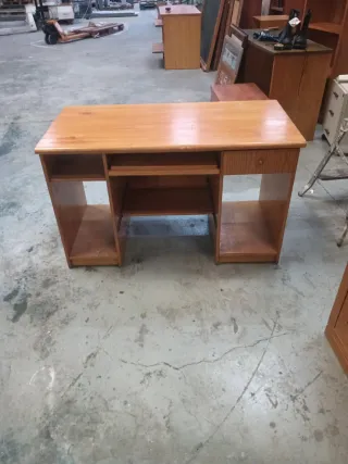 Escritorio de madera marrón