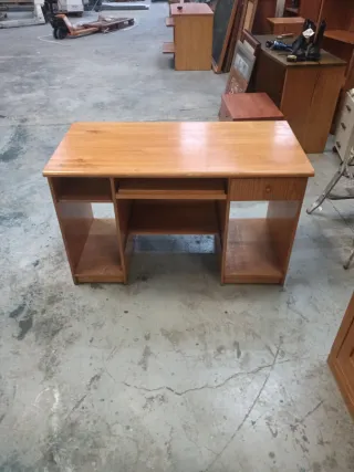 Escritorio de madera marrón
