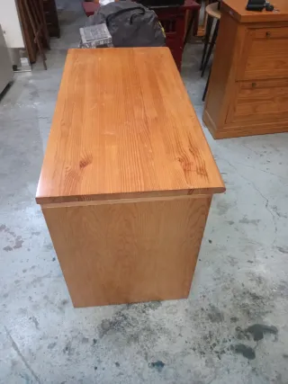 Escritorio de madera marrón