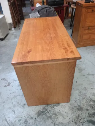 Escritorio de madera marrón