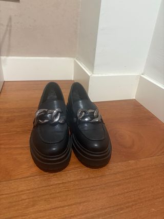 Zapatos negros suela ancha con cadena