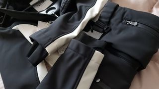 Mono de esquí negro y blanco