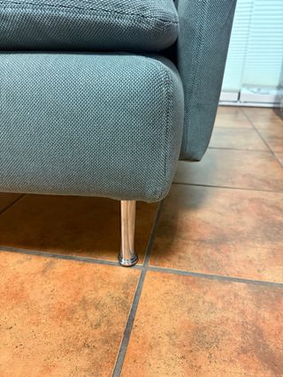 Sofa de dos plazas en tono verde. Buen estado.