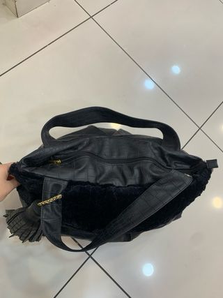 Borsa Kontessa nera con pelliccia e nappe