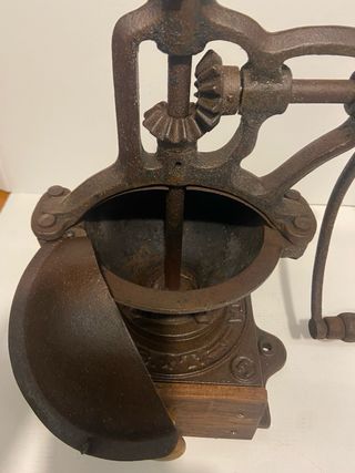 Antico macinacaffè in ghisa e legno