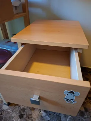 Mesita de noche estrecha color abedul