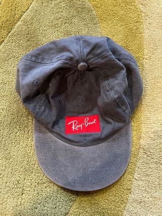 Gorra Ray-Ban Gris con Logo Rojo