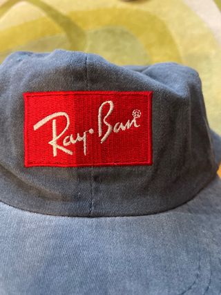 Gorra Ray-Ban Gris con Logo Rojo