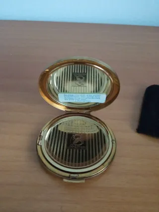 Polvera antigua dorada con espejo y funda