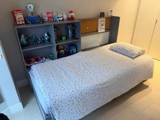 Cama individual gris con cajón y estantería