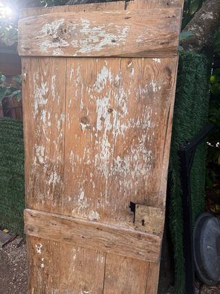 Puerta de madera rústica