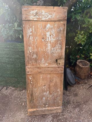 Puerta de madera rústica