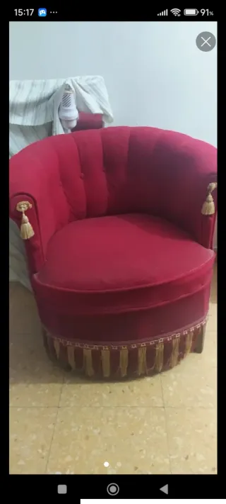 Sillón de terciopelo rojo y dorado