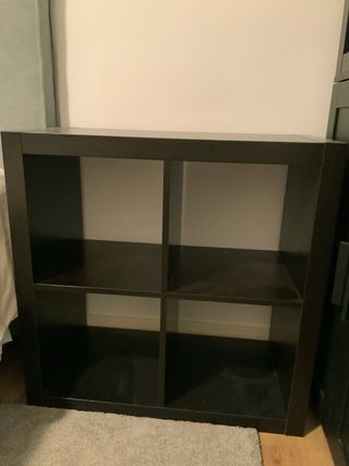 Estantería de madera oscura