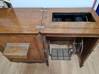 Máquina de coser Sigma con mueble de madera