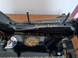 Máquina de coser Sigma con mueble de madera