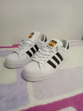 Adidas Superstar Talla 44 Blancas y Negras