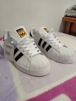 Adidas Superstar Talla 44 Blancas y Negras