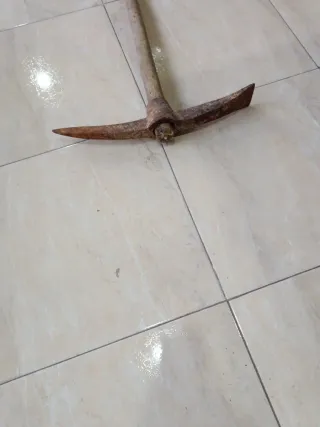 Pico antiguo de metal