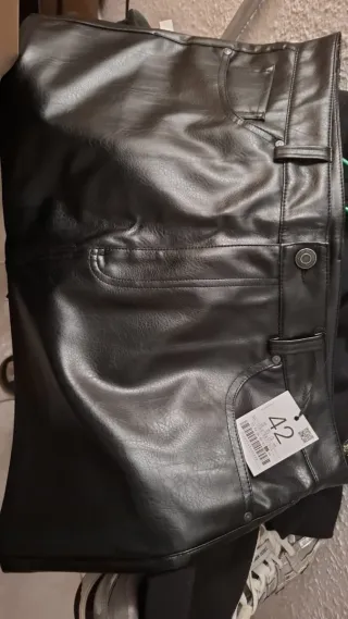 Falda efecto piel negra talla 42